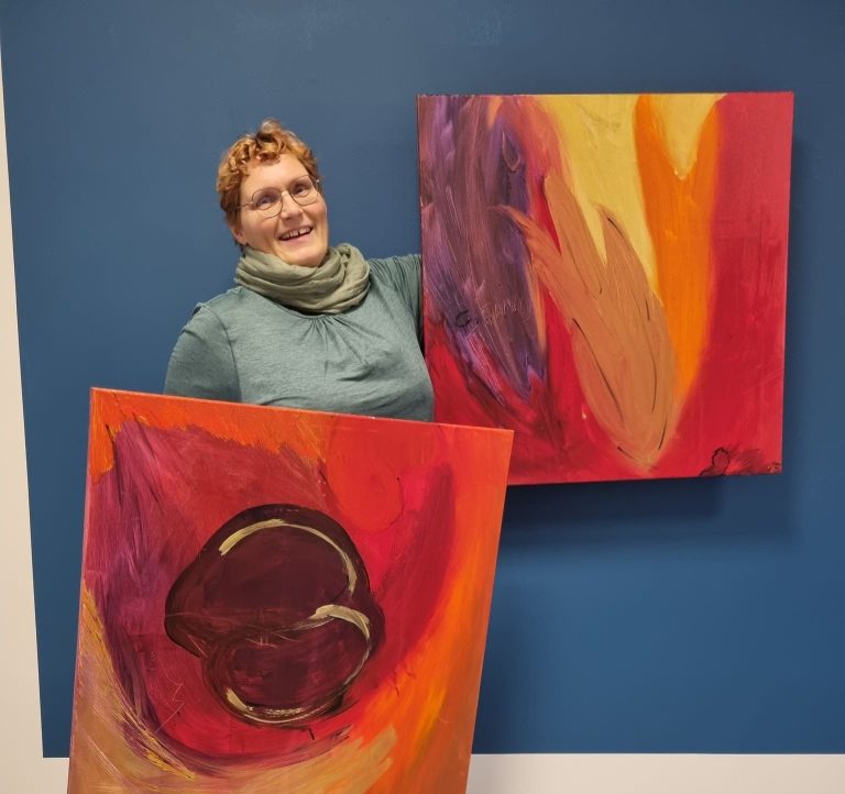 Winnie med maleri-gaver hun selv har malet